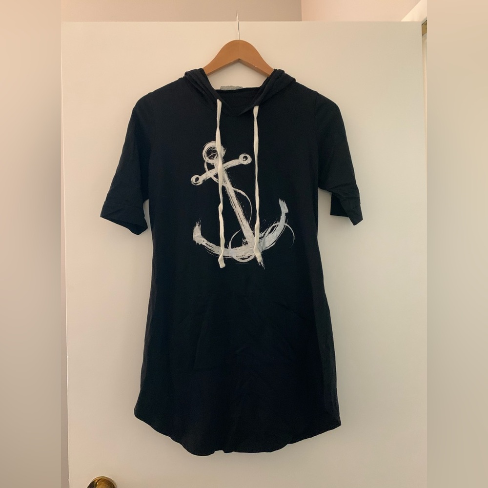 Hooded shirt with anchor design